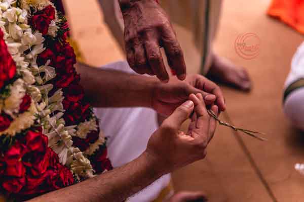 tamil brahmin rituals tying the darbha around  groom's fingers 